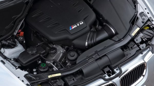 Максимална мощност: 444 конски сили

BMW M3 е един от най-продаваните и най-обичаните автомобили, излизали някога от подразделението BMW M. Само веднъж в историята тази емблематична спортна кола бива оборудвана с V8 двигател. Става въпрос за S65. Този двигател успява да осигури на германската компания наградата Двигател на годината в пет различни години.

До ден днешен мнозина твърдят, че V8, който представлява сърцето на E90 M3, превръща брилянтната спортна кола в иконата, която е днес.
